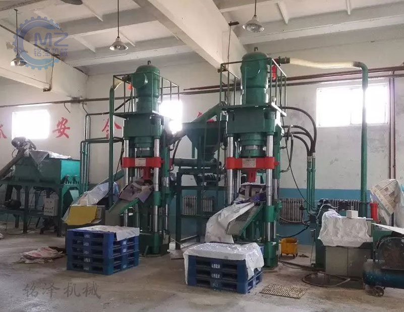 ɽ�����μ���2̨500������ש���豸�����ֳ�